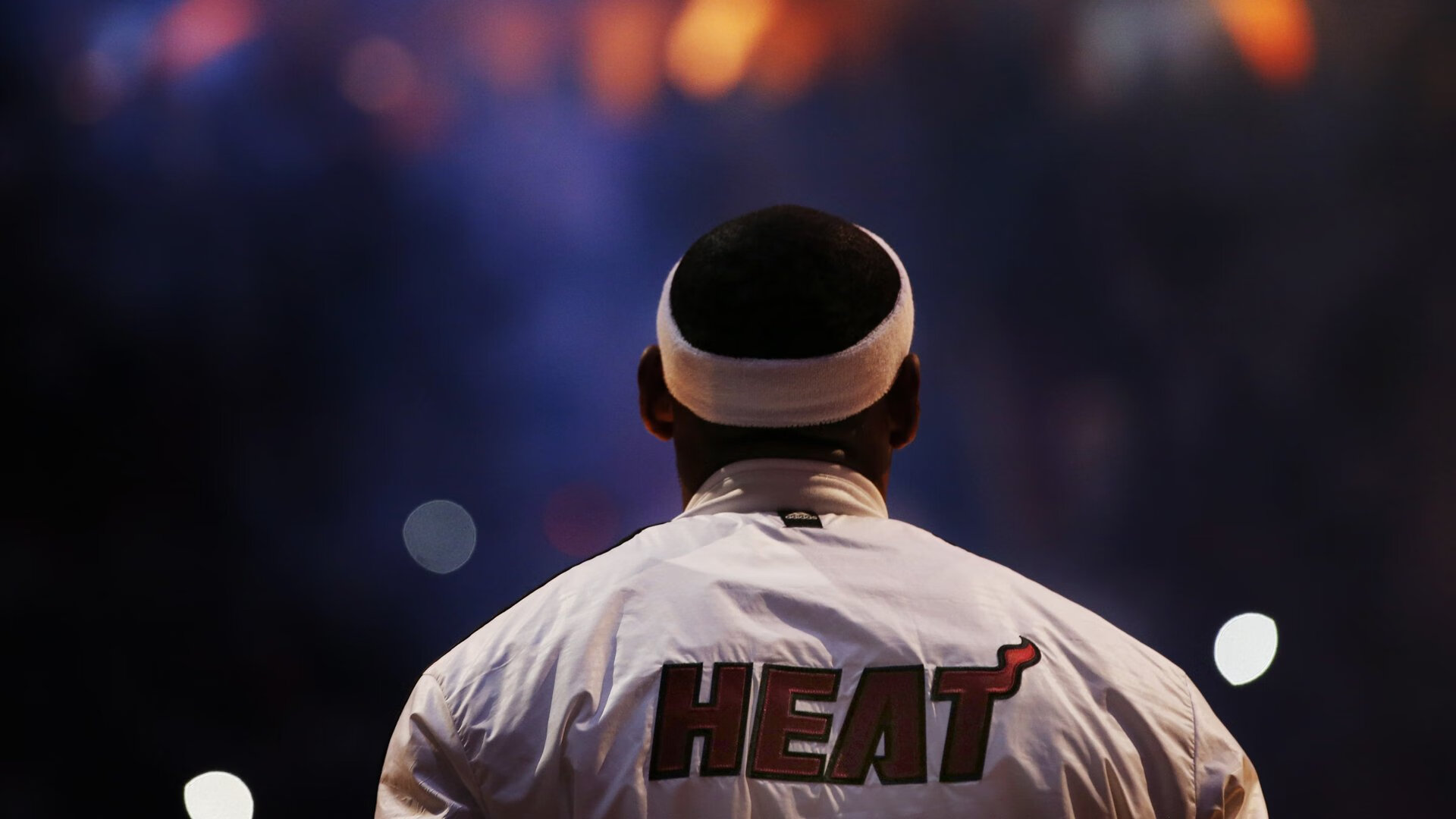 2000年NBA总决赛：湖人靠“魔术师”的表现在关键第七场击败费城76人，夺冠成功。