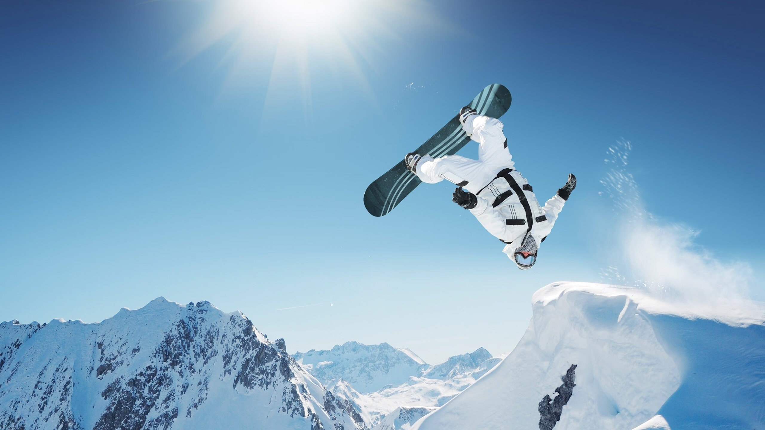 队员合作愈发默契，赢得关键战役，队员之间